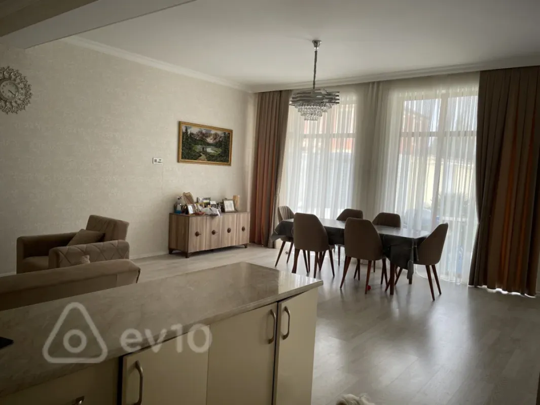 Satılır 4 otaqlı həyət evi 200 m²