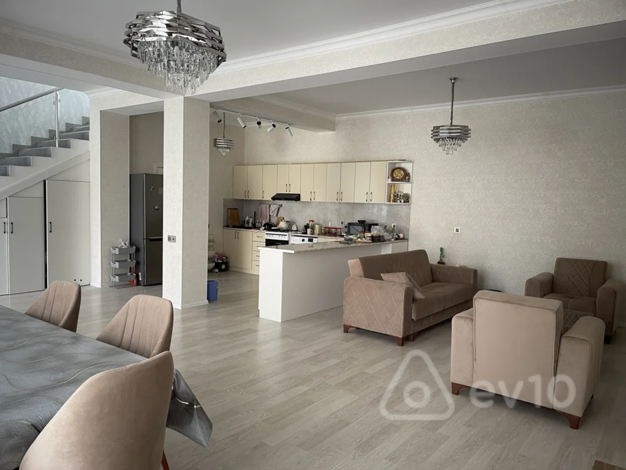 Satılır 4 otaqlı həyət evi 200 m²