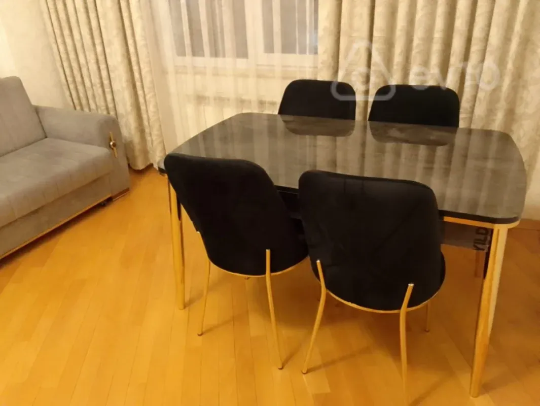 Kirayə verilir 2 otaqlı köhnə tikili 75 m²