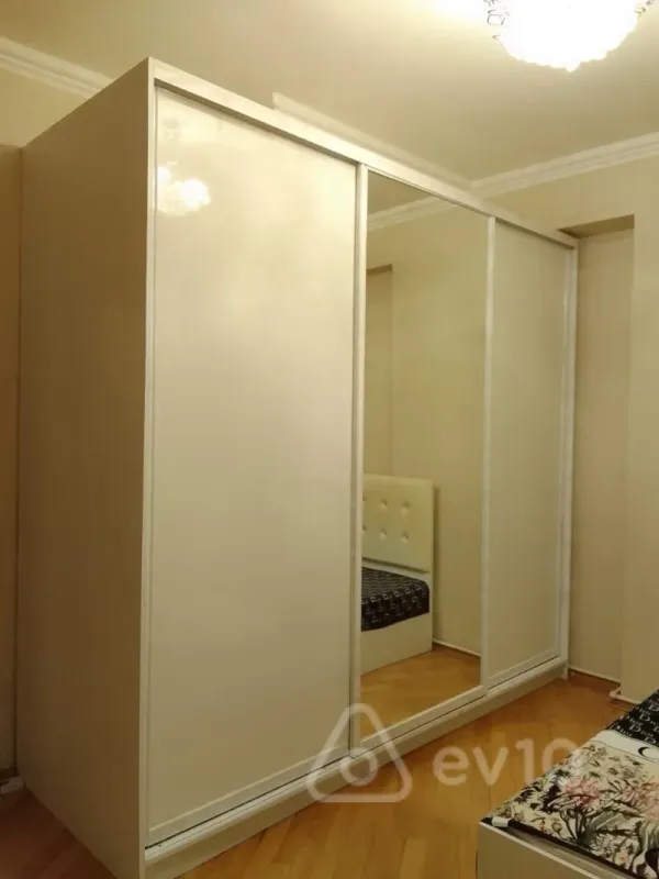 Kirayə verilir 2 otaqlı köhnə tikili 75 m²