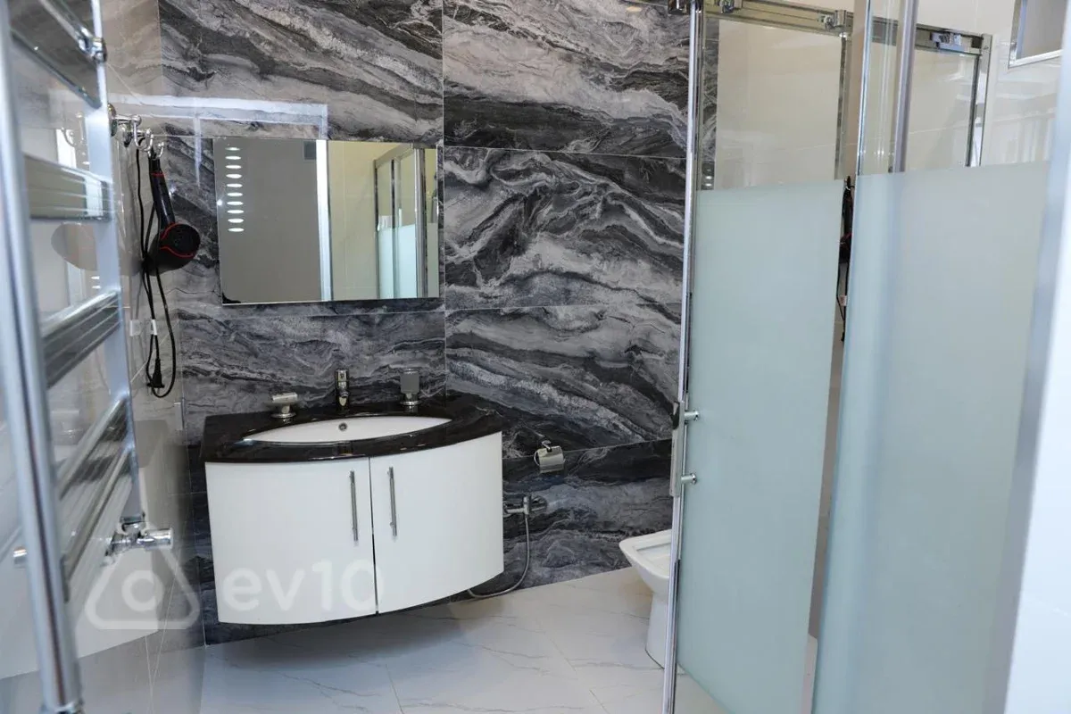 Kirayə verilir 7 otaqlı həyət evi 10 m²