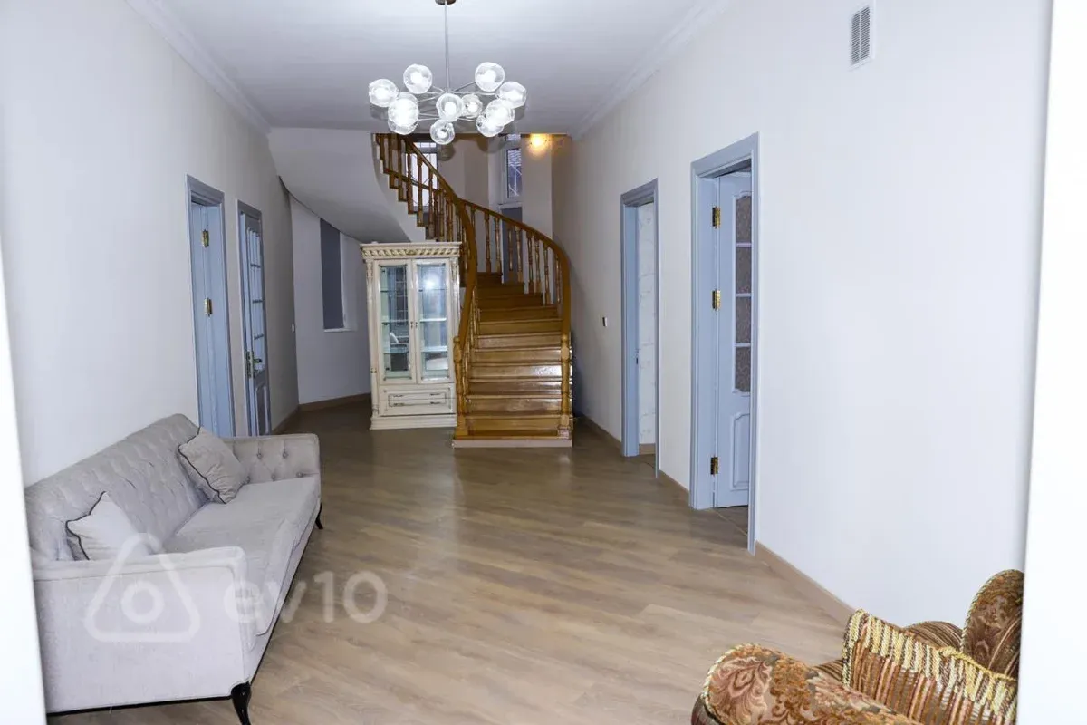 Kirayə verilir 7 otaqlı həyət evi 10 m²