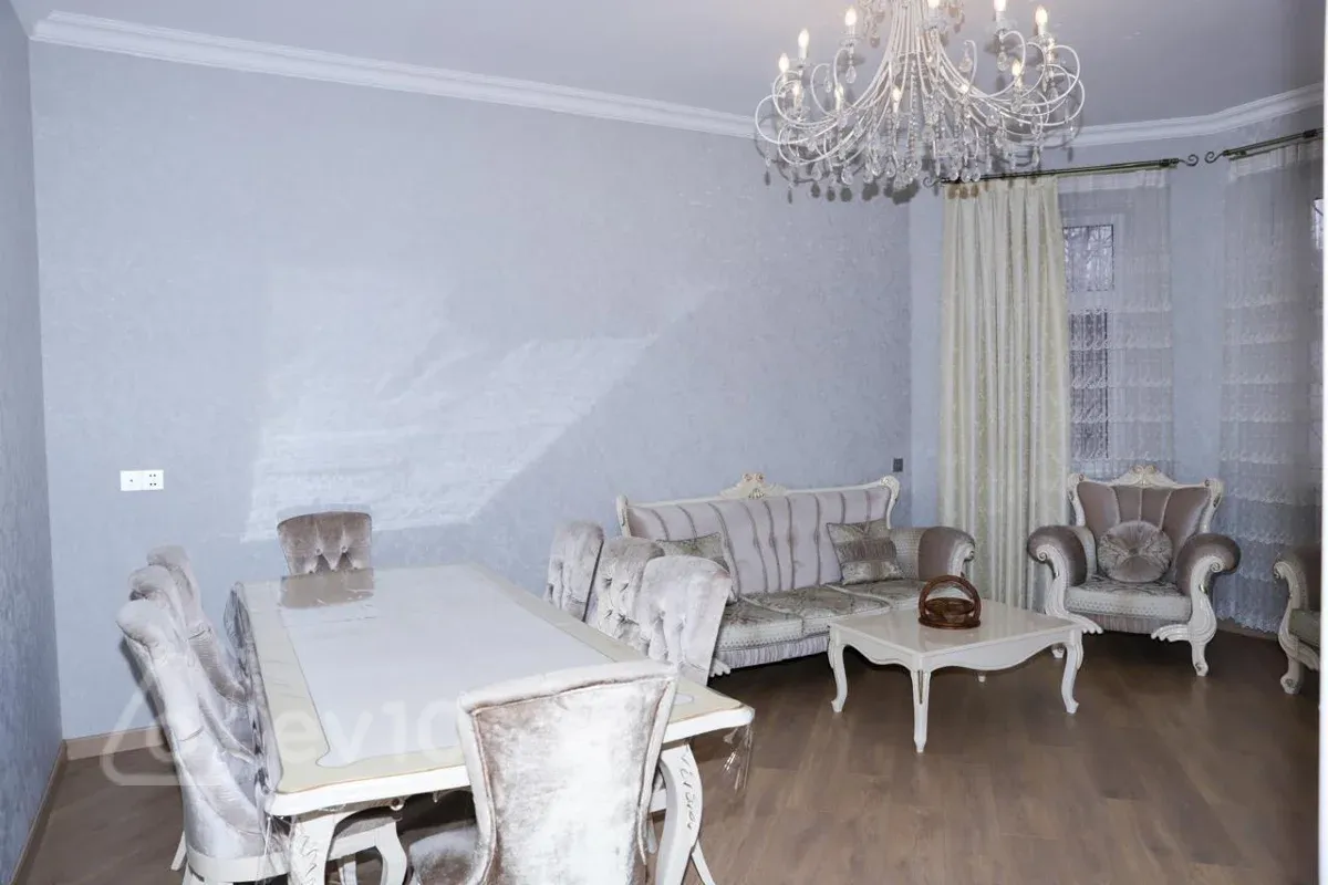 Kirayə verilir 7 otaqlı həyət evi 10 m²