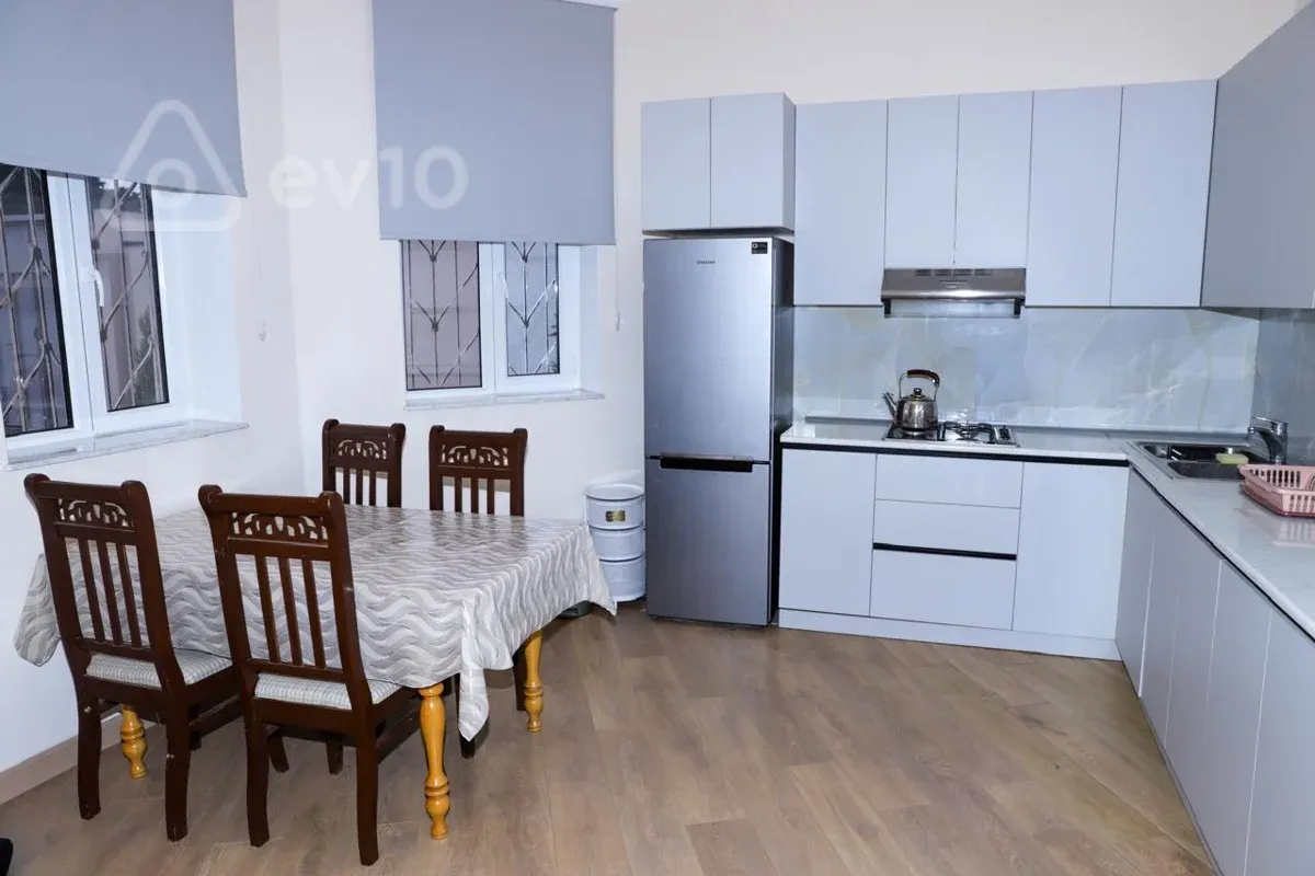 Kirayə verilir 7 otaqlı həyət evi 10 m²