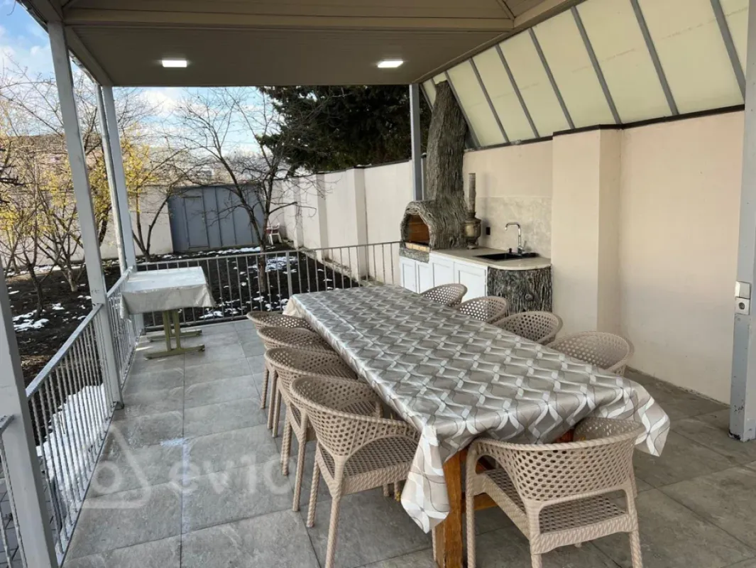 Kirayə verilir 7 otaqlı həyət evi 10 m²