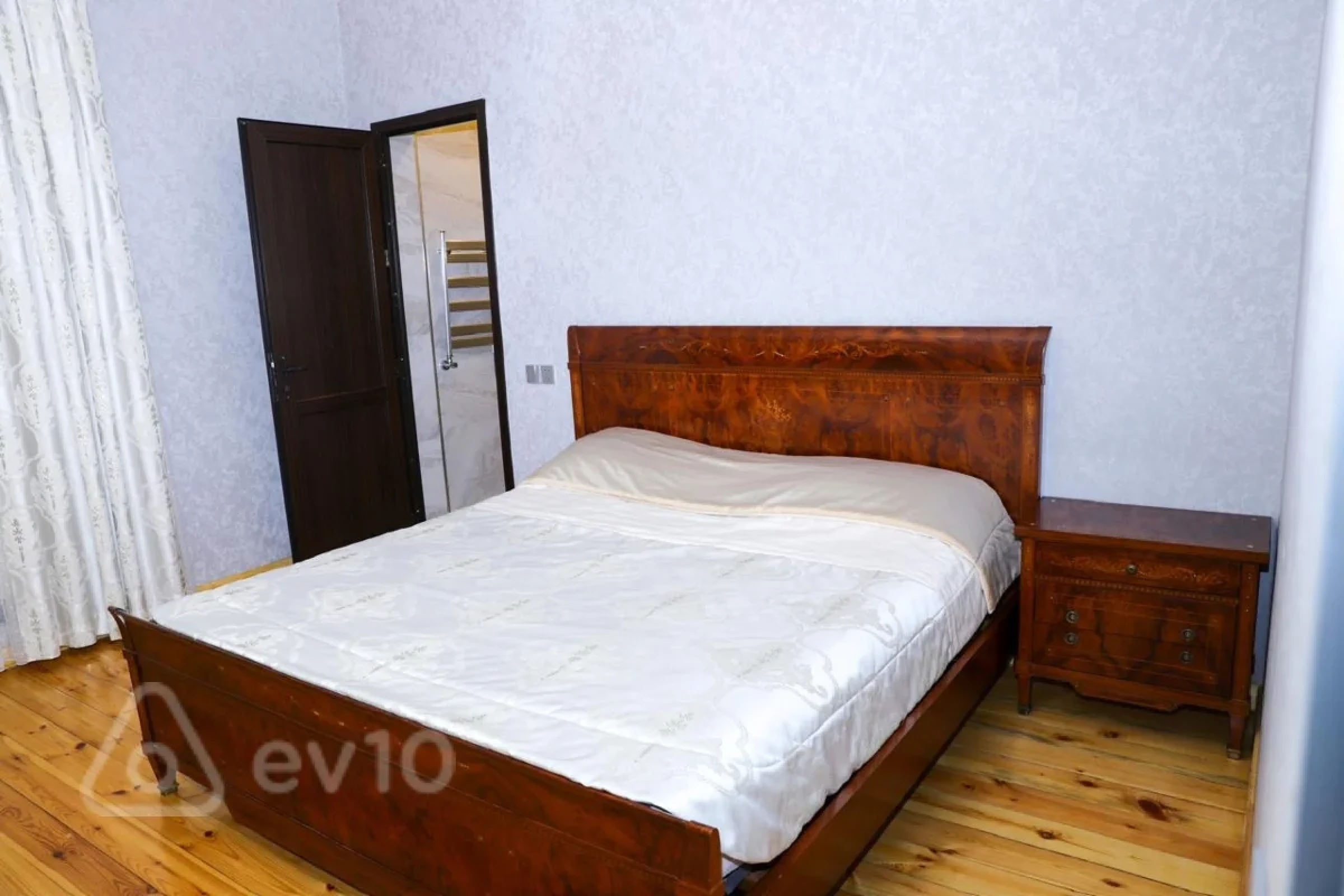 Kirayə verilir 7 otaqlı həyət evi 10 m²