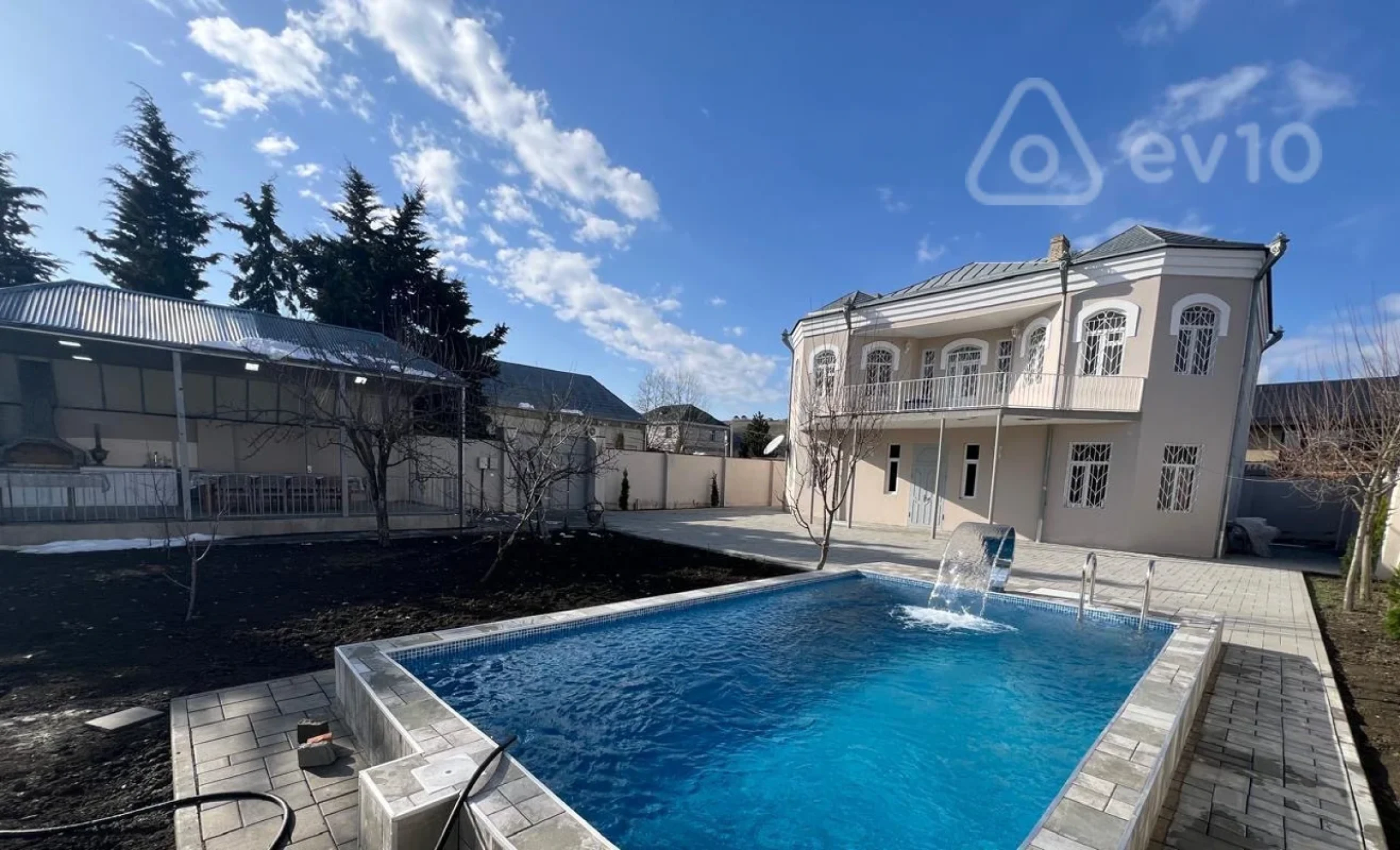 Kirayə verilir 7 otaqlı həyət evi 10 m²