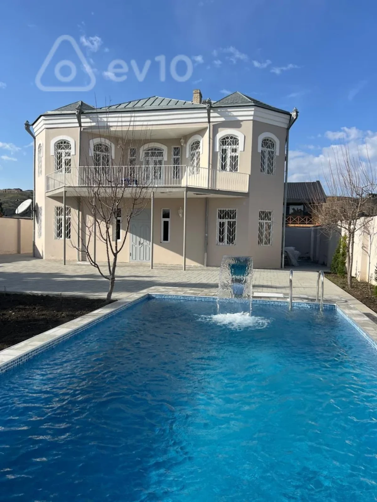 Kirayə verilir 7 otaqlı həyət evi 10 m²