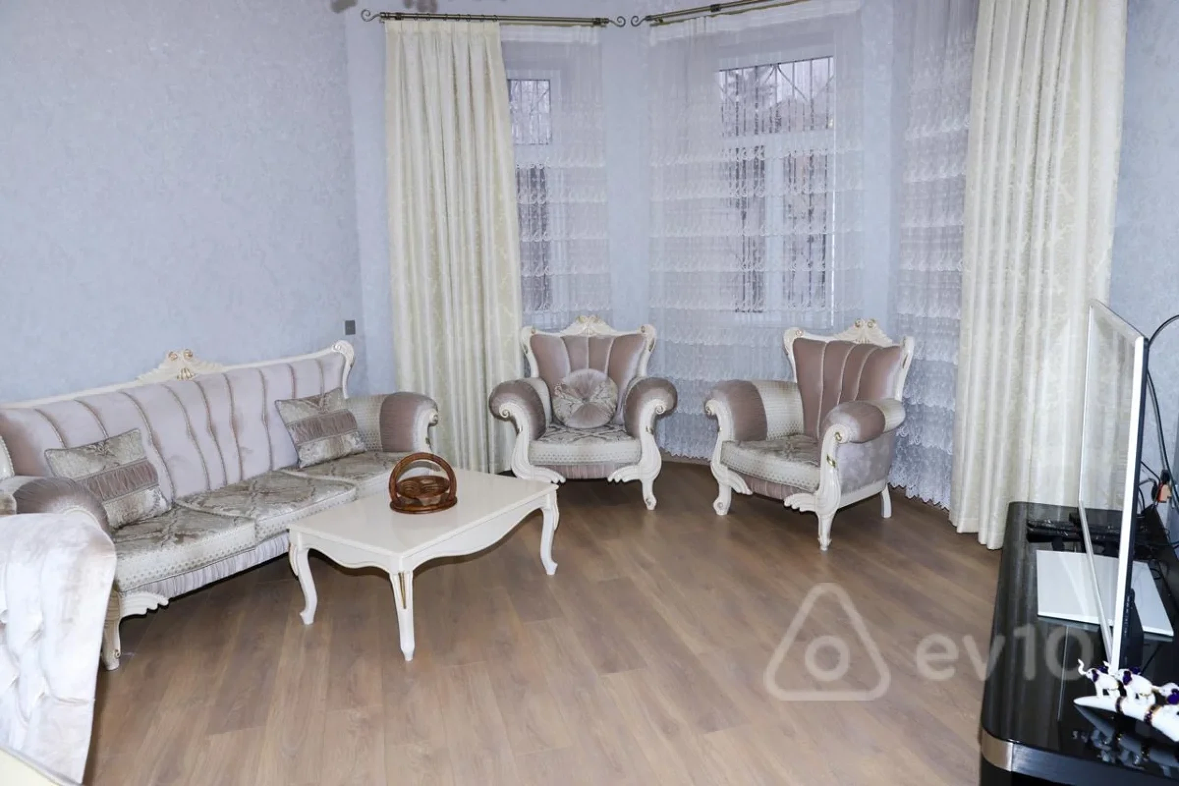 Kirayə verilir 7 otaqlı həyət evi 10 m²