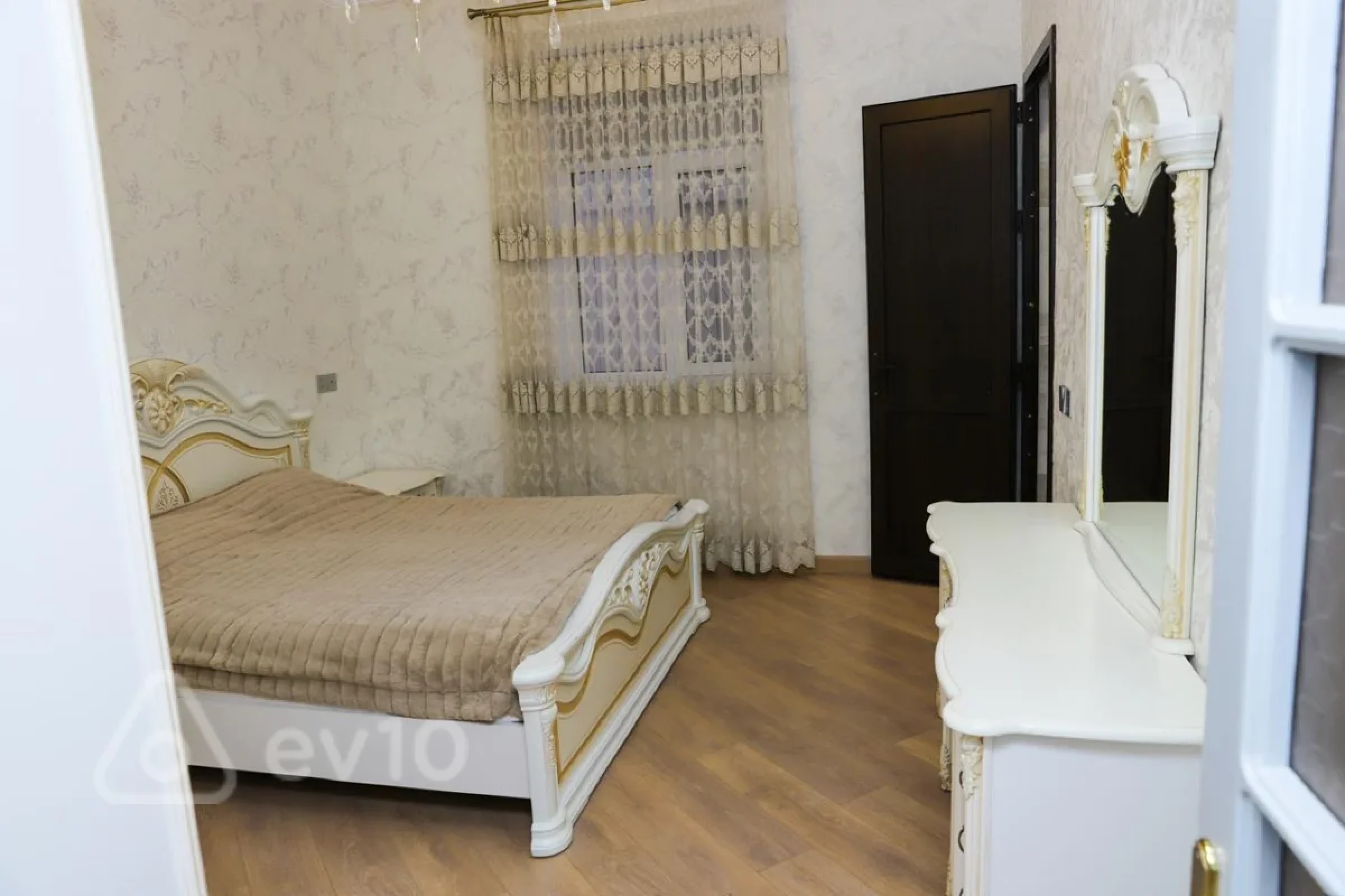 Kirayə verilir 7 otaqlı həyət evi 10 m²