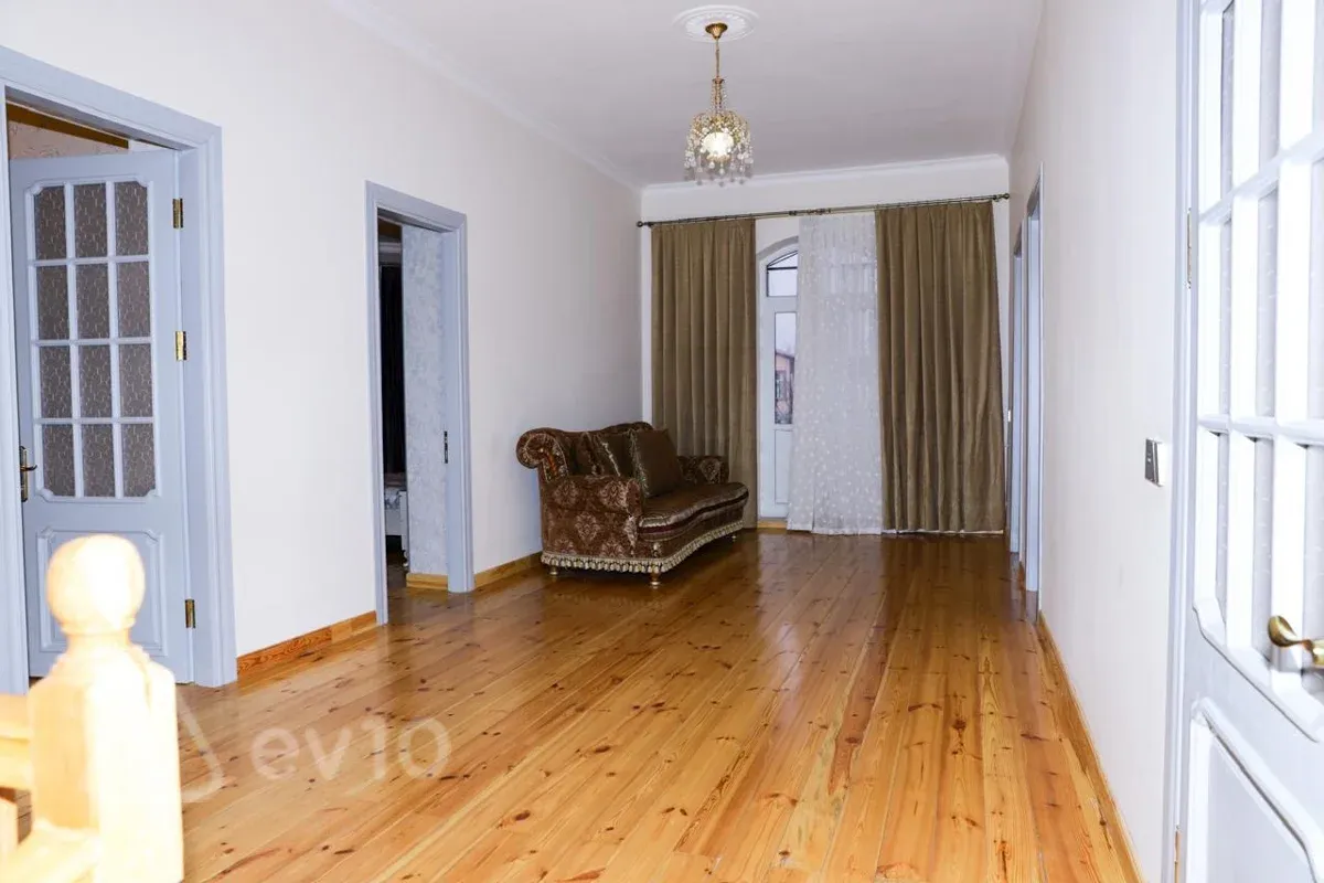 Kirayə verilir 7 otaqlı həyət evi 10 m²