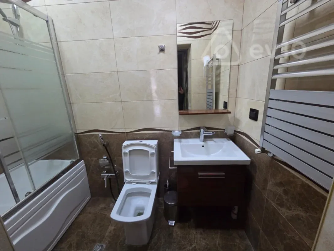 Kirayə verilir 3 otaqlı yeni tikili 170 m²