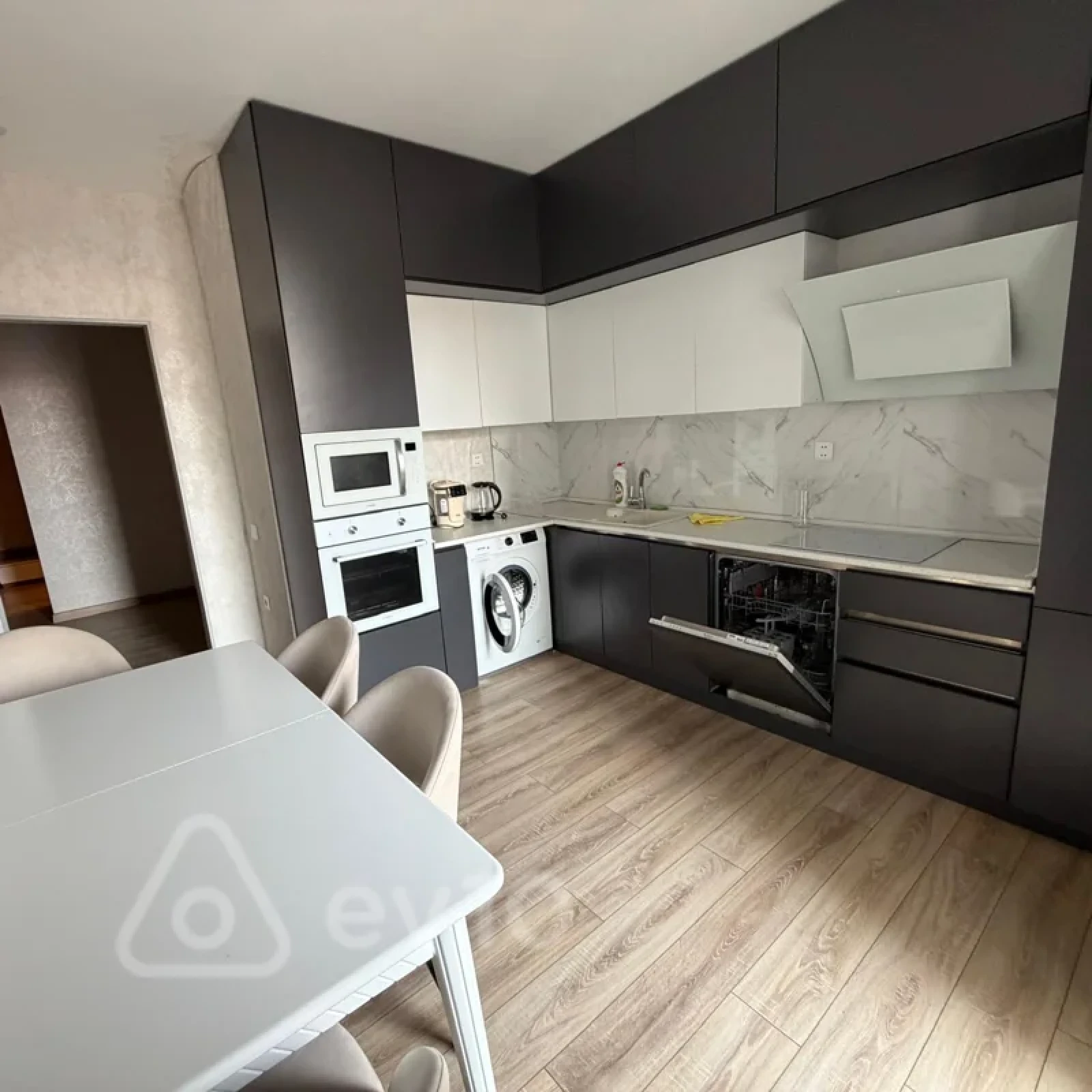 Kirayə verilir 4 otaqlı yeni tikili 190 m²