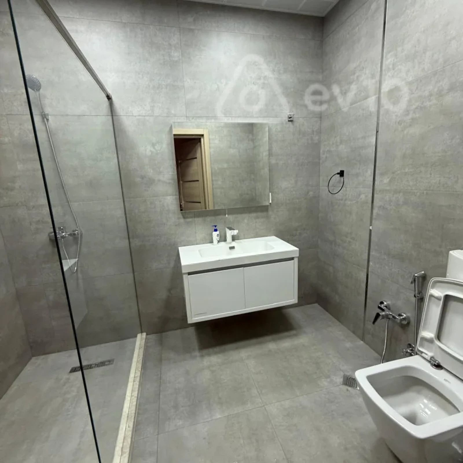 Kirayə verilir 4 otaqlı yeni tikili 190 m²