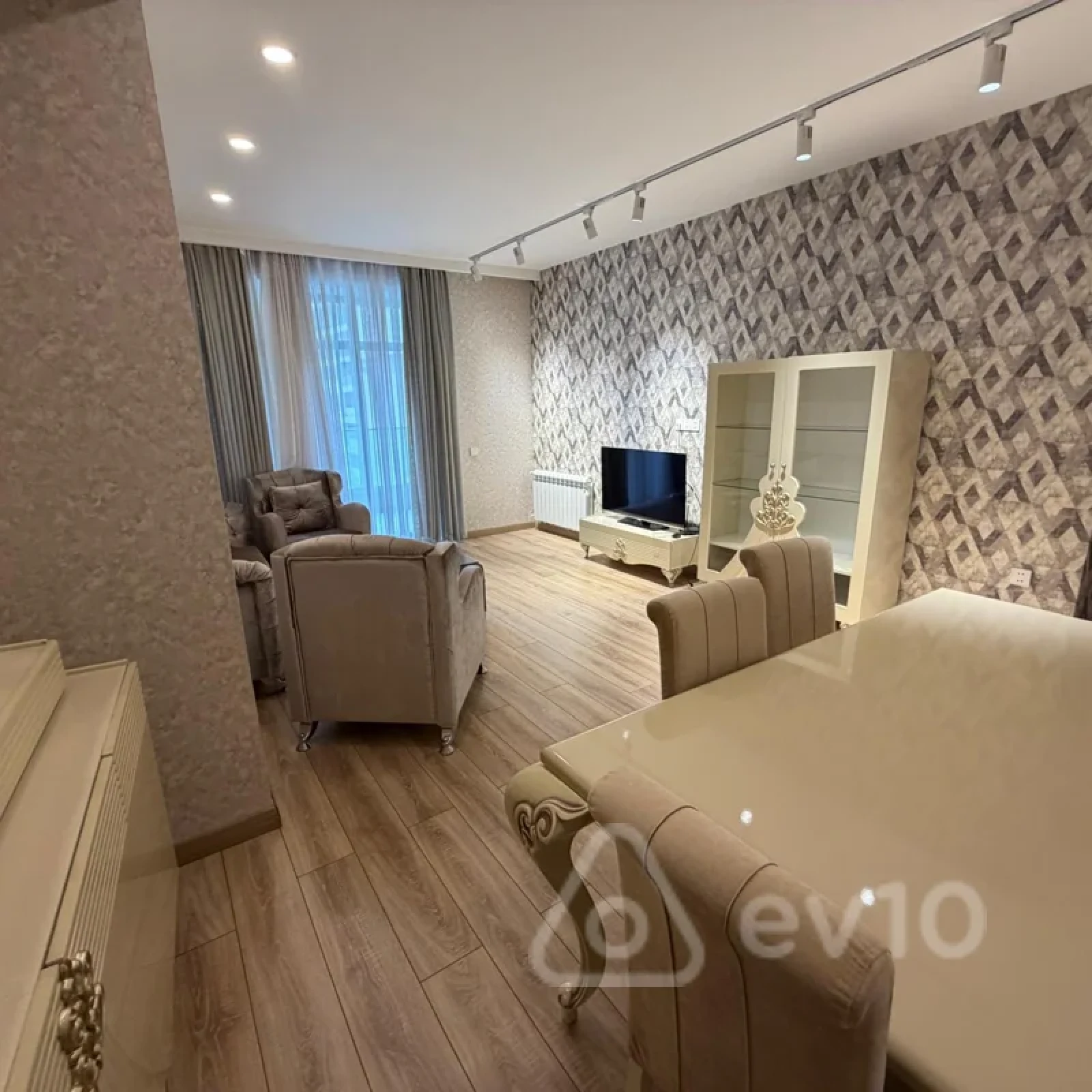 Kirayə verilir 4 otaqlı yeni tikili 190 m²