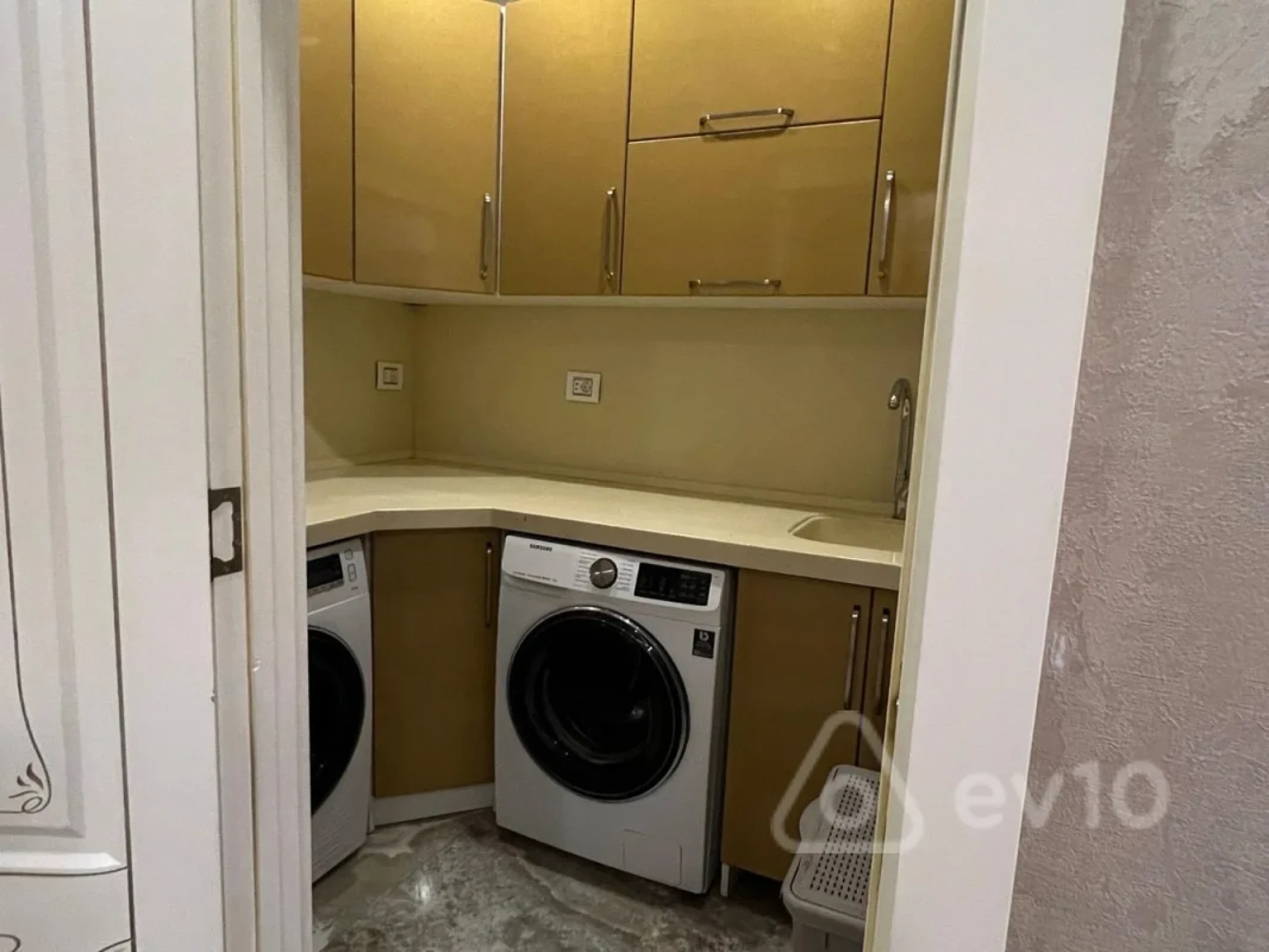 Kirayə verilir 4 otaqlı yeni tikili 181 m²