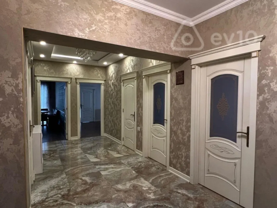 Kirayə verilir 4 otaqlı yeni tikili 181 m²