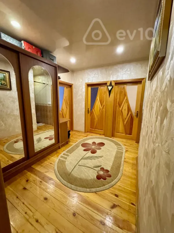 Satılır 4 otaqlı köhnə tikili 110 m²