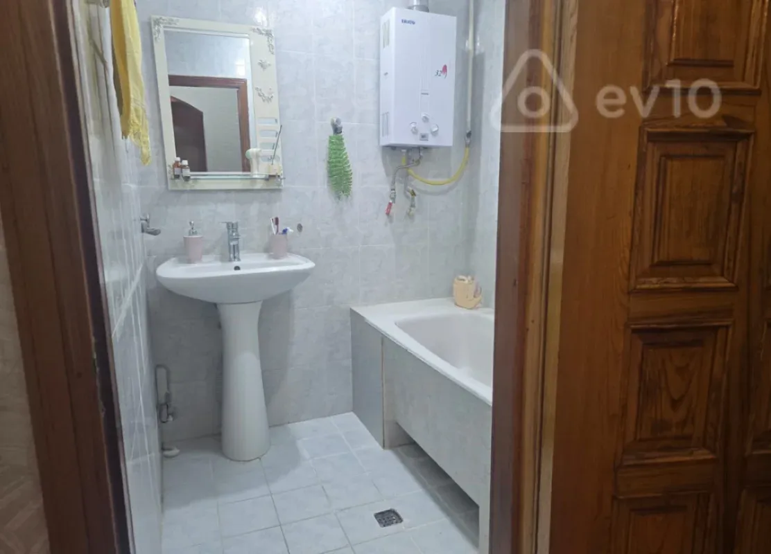Satılır 3 otaqlı köhnə tikili 82 m²