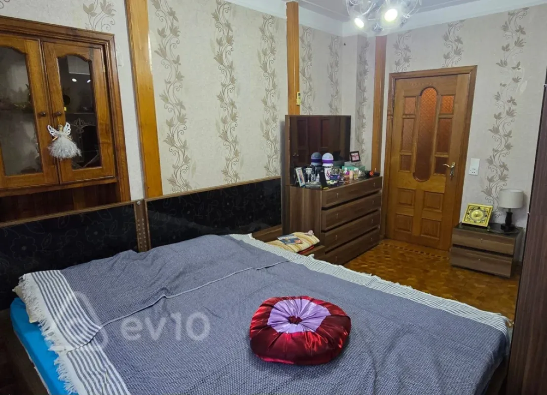 Satılır 3 otaqlı köhnə tikili 82 m²