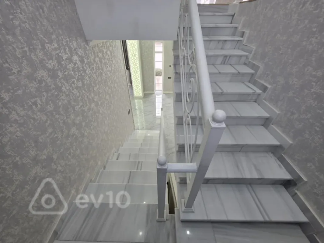 Satılır 5 otaqlı həyət evi 300 m²
