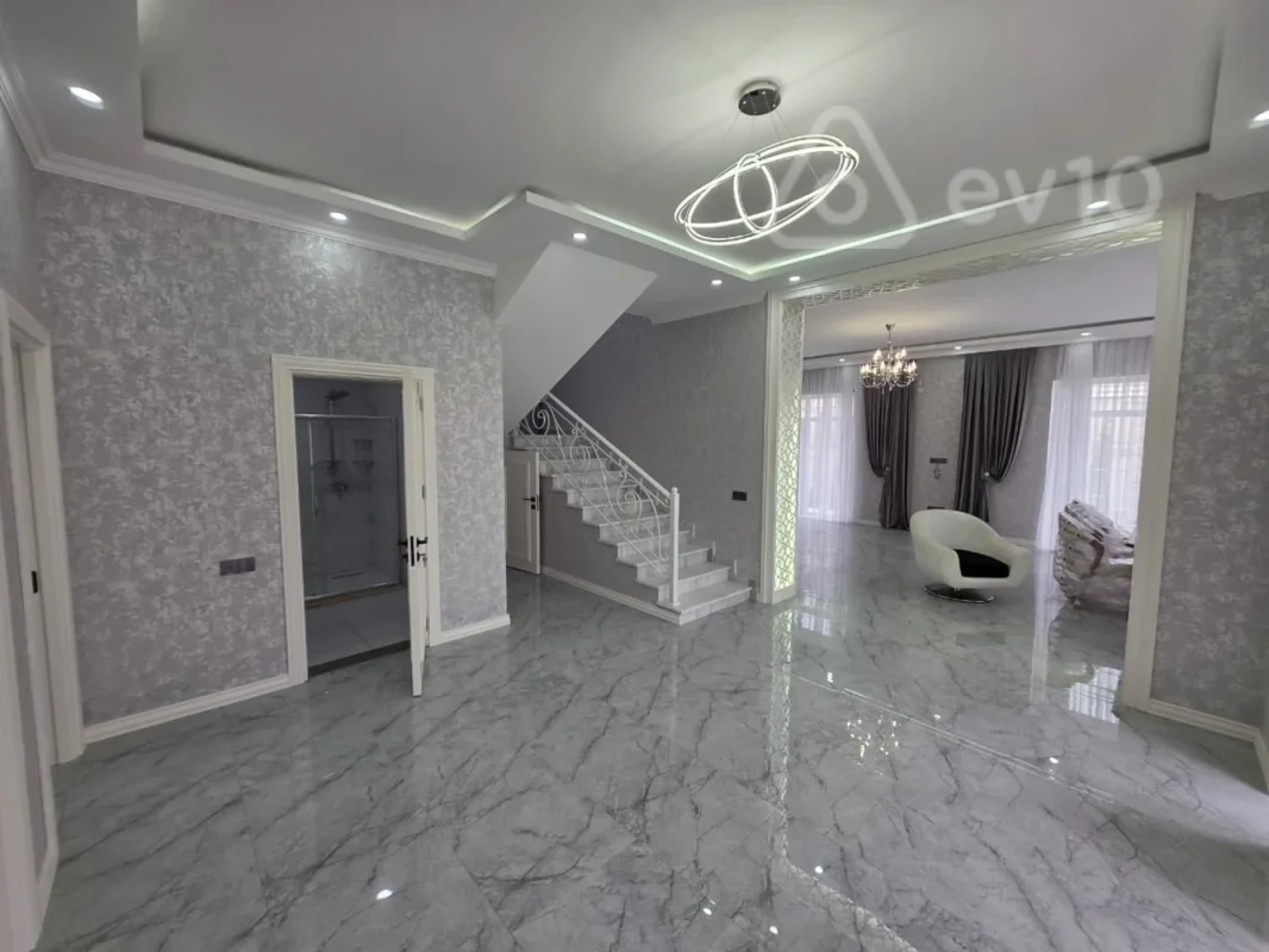Satılır 5 otaqlı həyət evi 300 m²