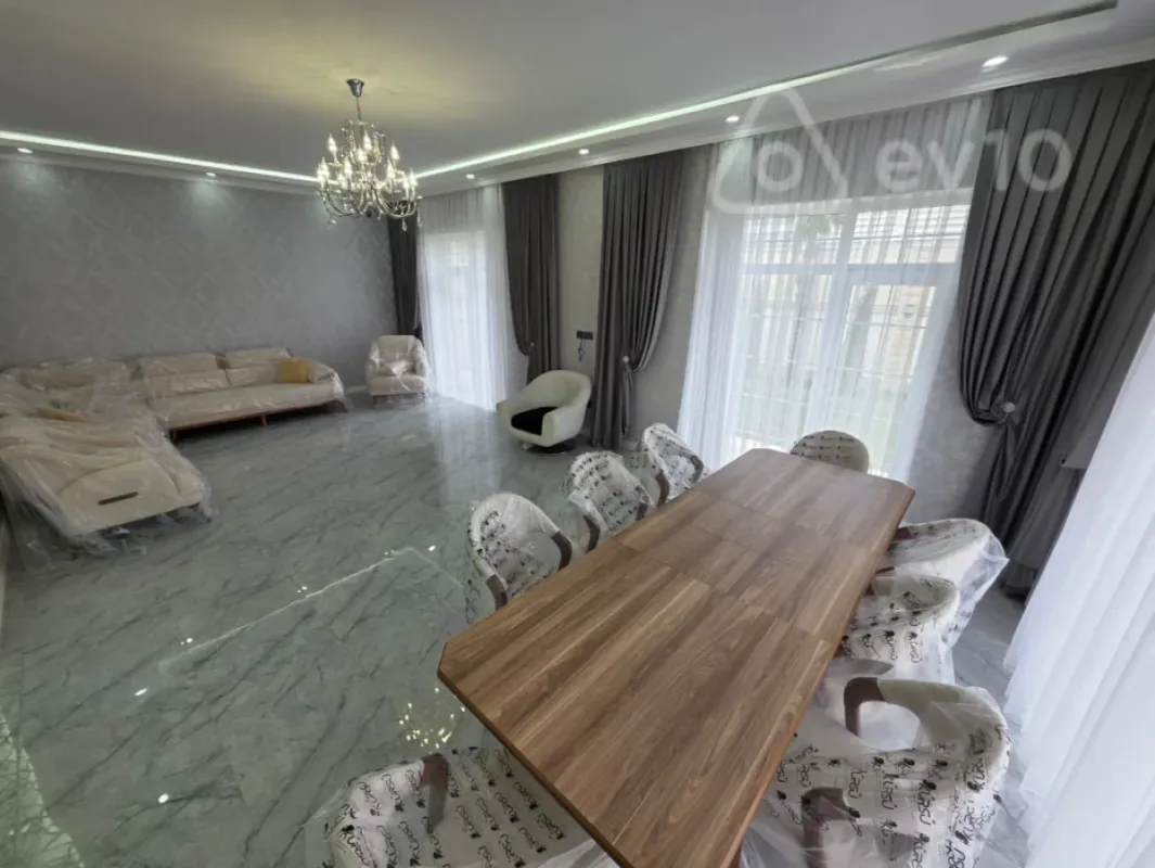 Satılır 5 otaqlı həyət evi 300 m²