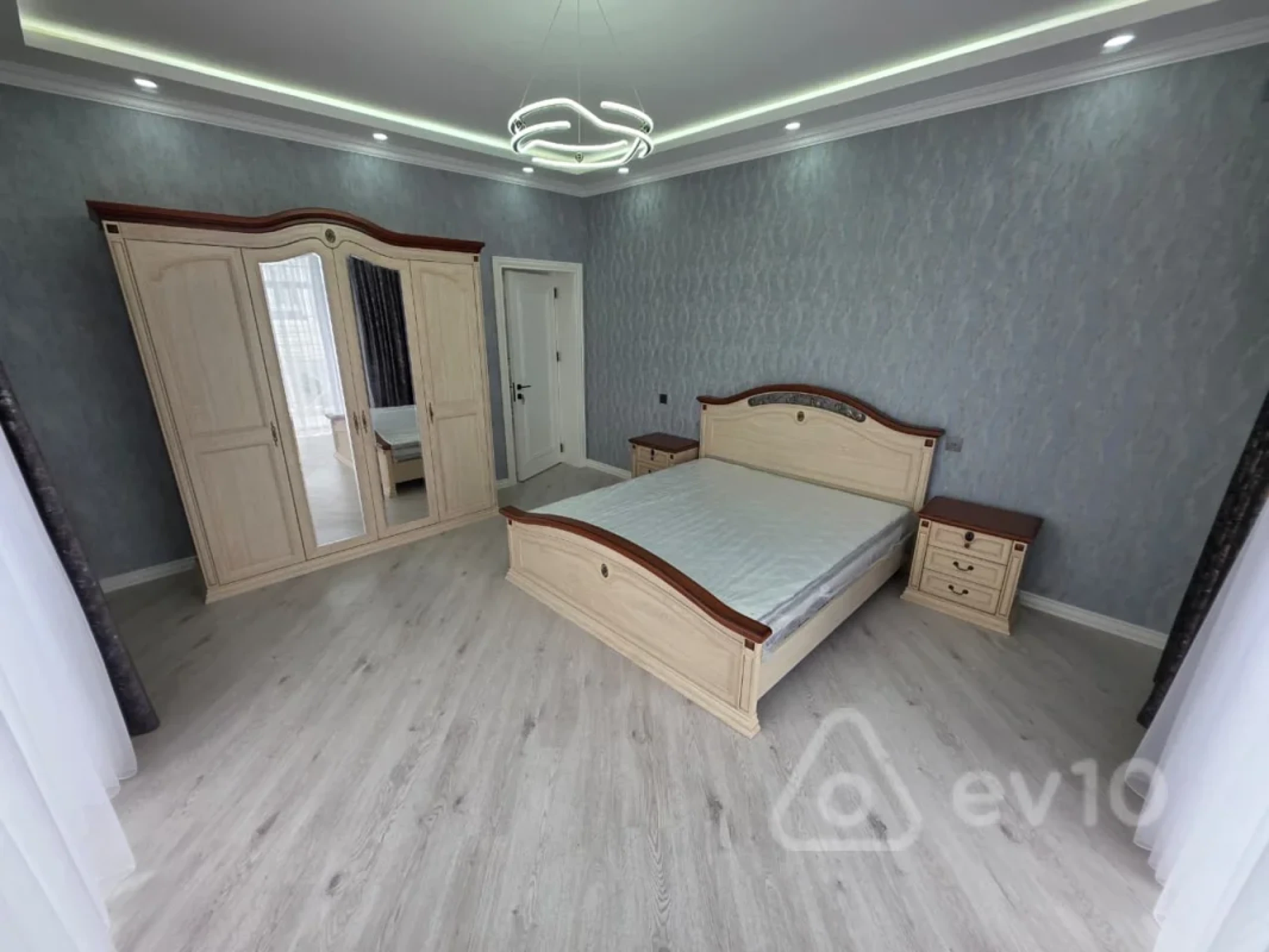 Satılır 5 otaqlı həyət evi 300 m²