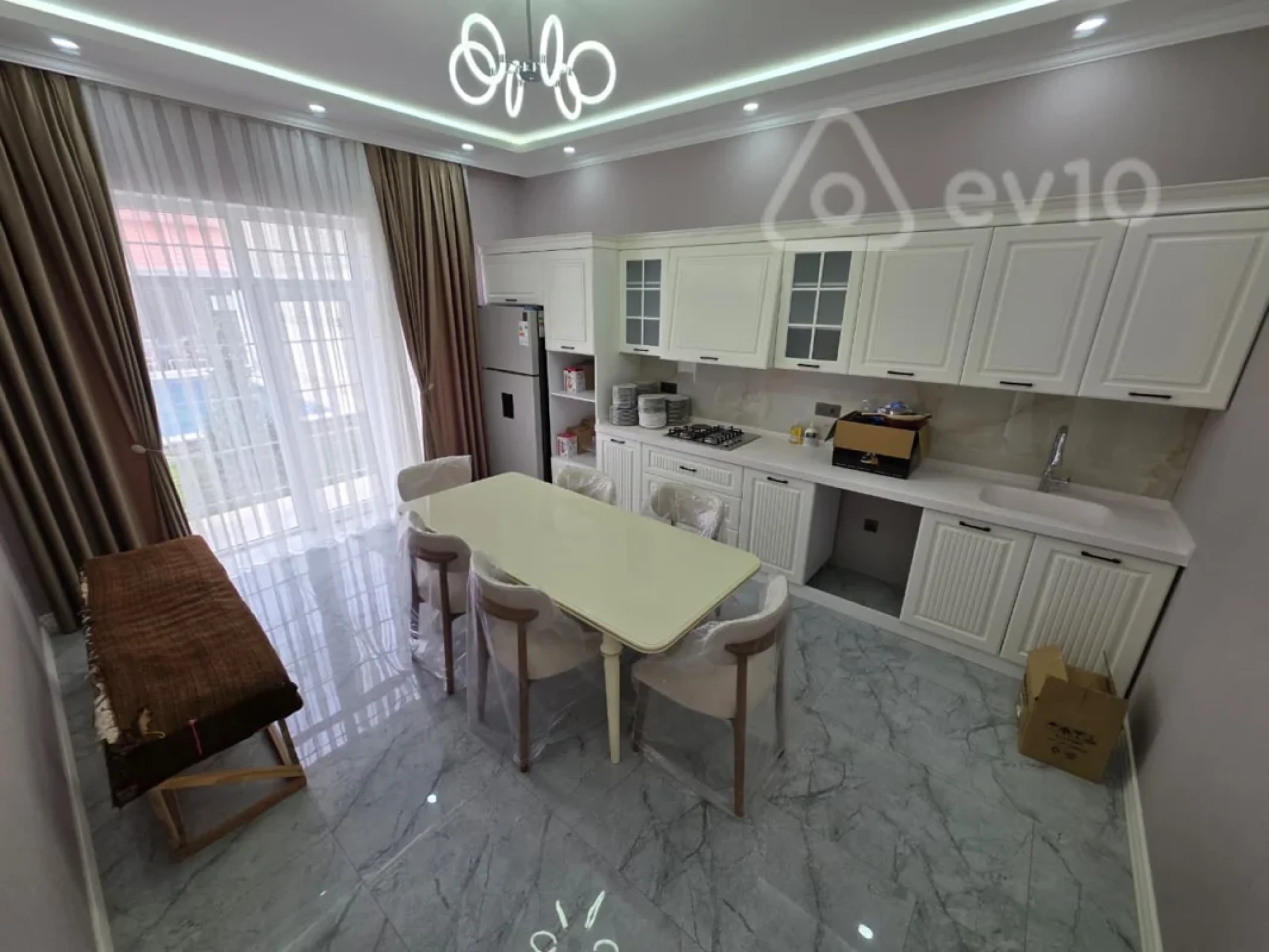 Satılır 5 otaqlı həyət evi 300 m²