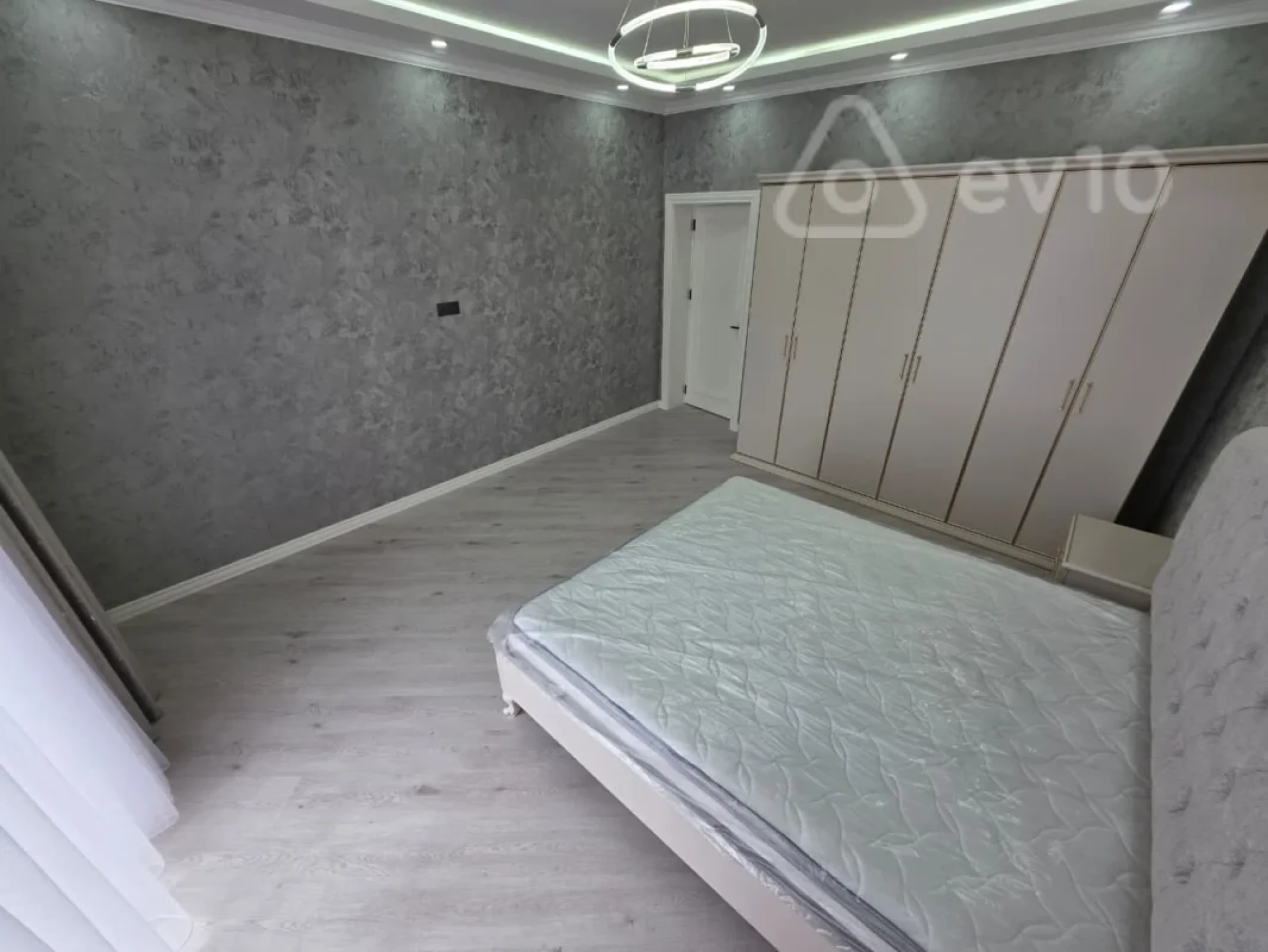 Satılır 5 otaqlı həyət evi 300 m²