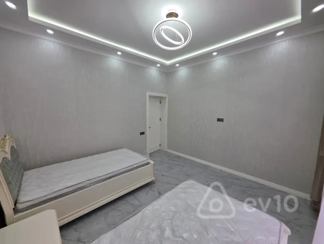 Satılır 5 otaqlı həyət evi 300 m²