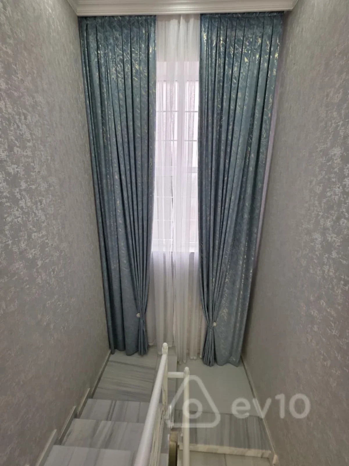 Satılır 5 otaqlı həyət evi 300 m²