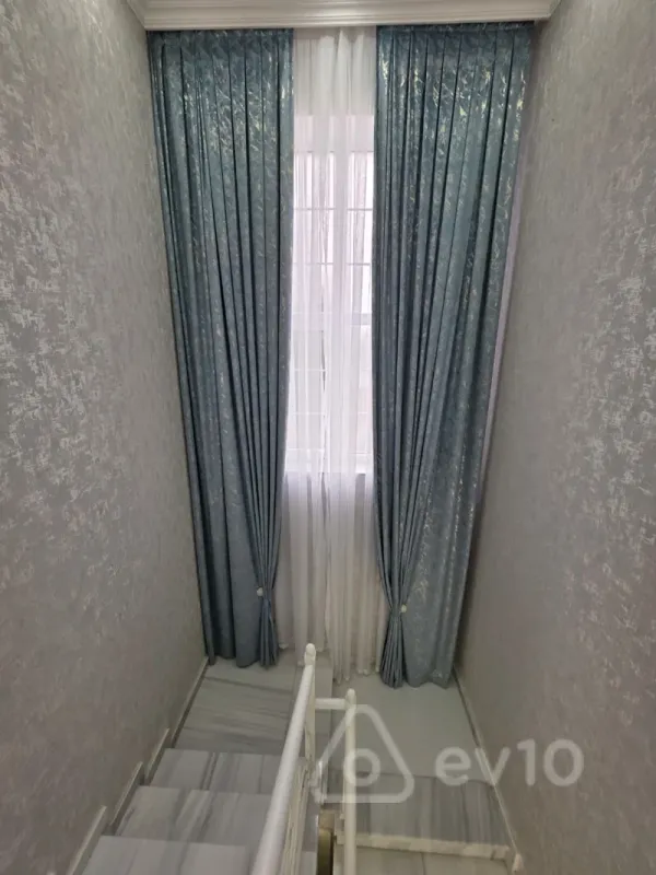 Satılır 5 otaqlı həyət evi 300 m²