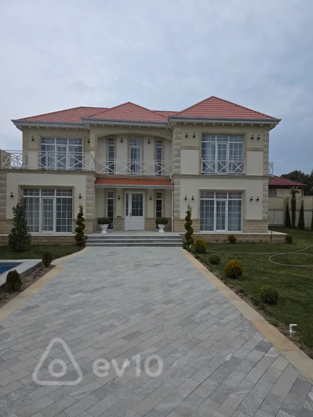 Satılır 5 otaqlı həyət evi 300 m²