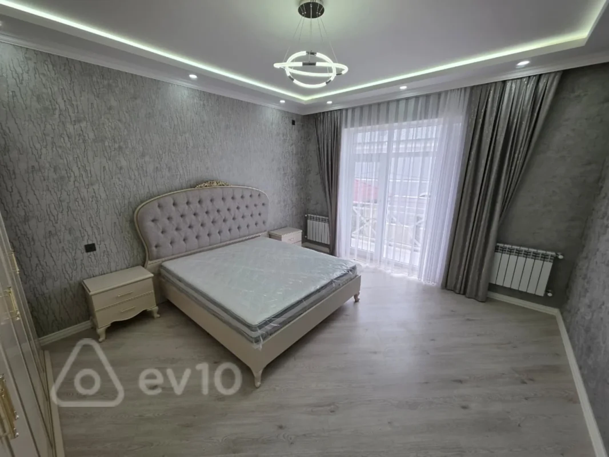 Satılır 5 otaqlı həyət evi 300 m²