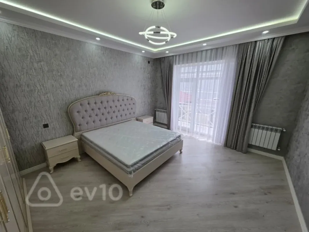Satılır 5 otaqlı həyət evi 300 m²
