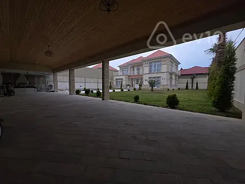 Satılır 5 otaqlı həyət evi 300 m²