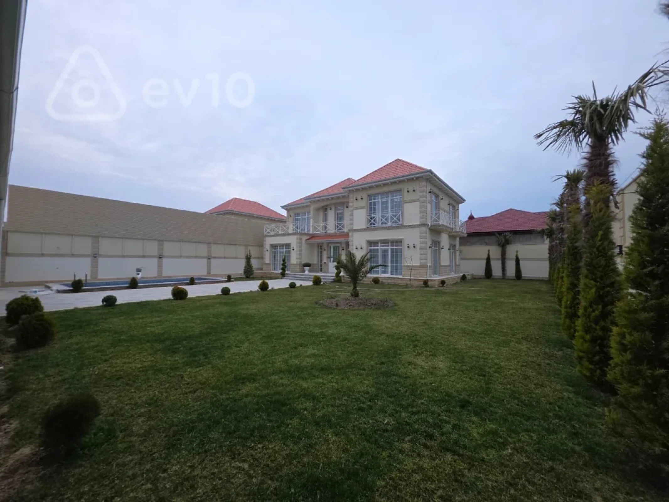 Satılır 5 otaqlı həyət evi 300 m²