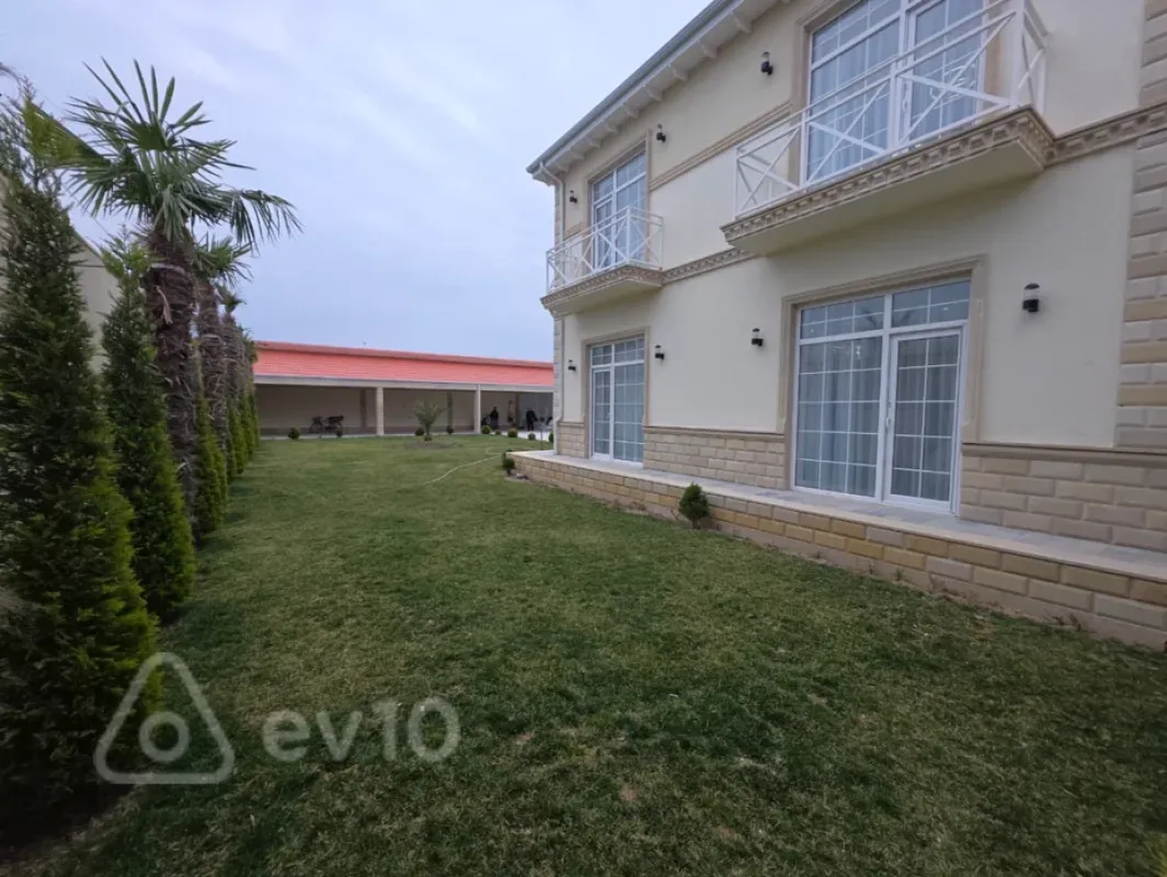 Satılır 5 otaqlı həyət evi 300 m²