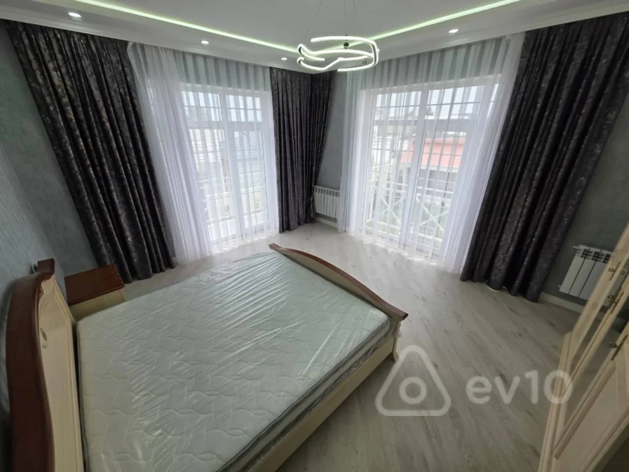 Satılır 5 otaqlı həyət evi 300 m²