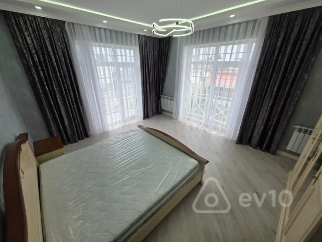 Satılır 5 otaqlı həyət evi 300 m²