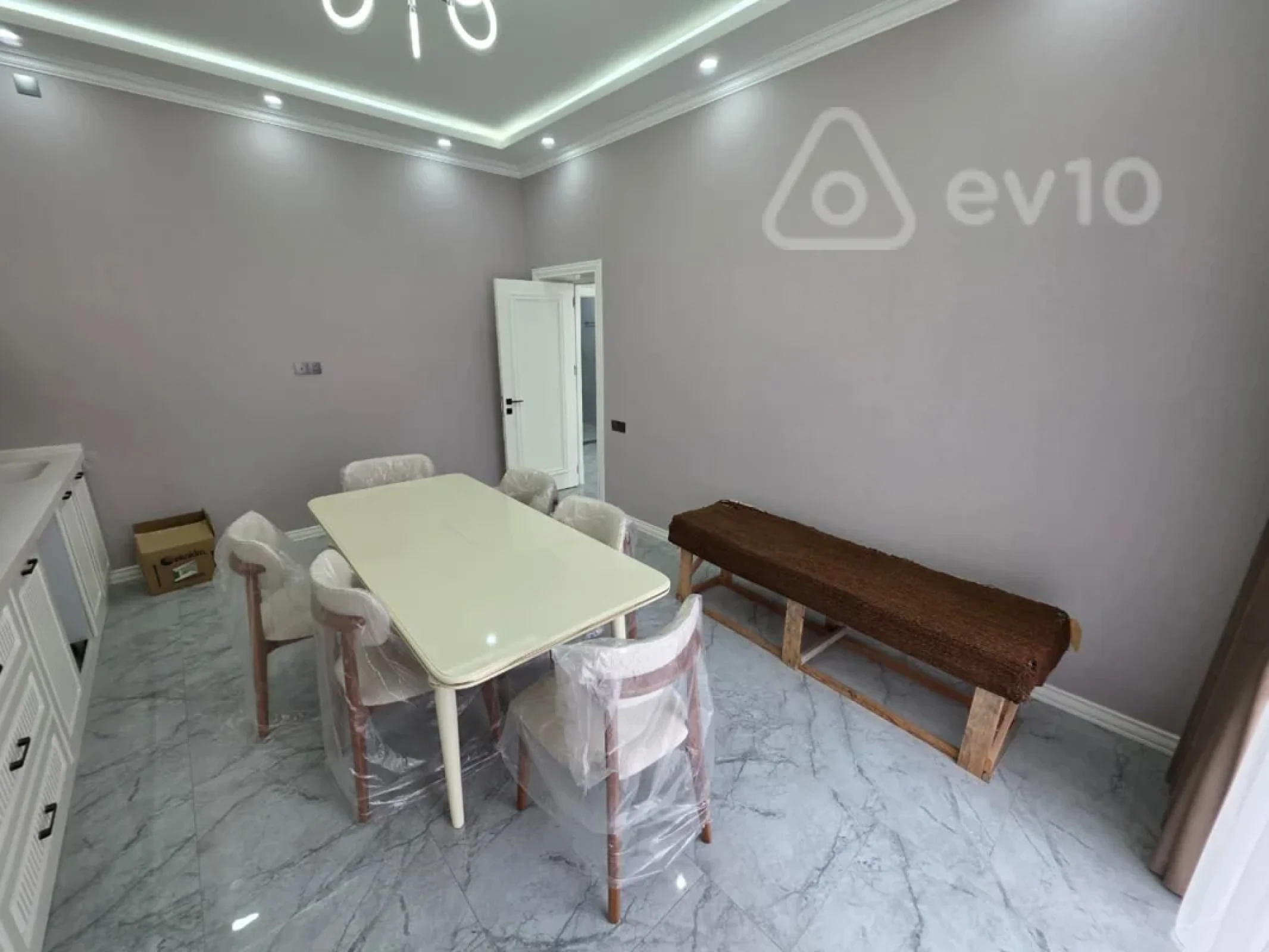Satılır 5 otaqlı həyət evi 300 m²