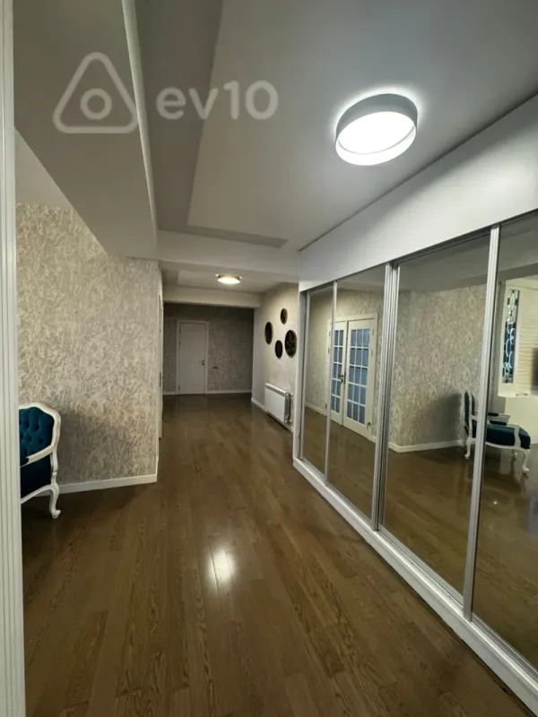 Kirayə verilir 3 otaqlı yeni tikili 130 m²