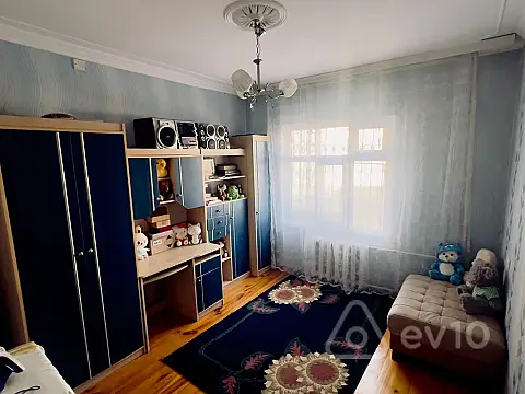 Satılır 4 otaqlı köhnə tikili 110 m²