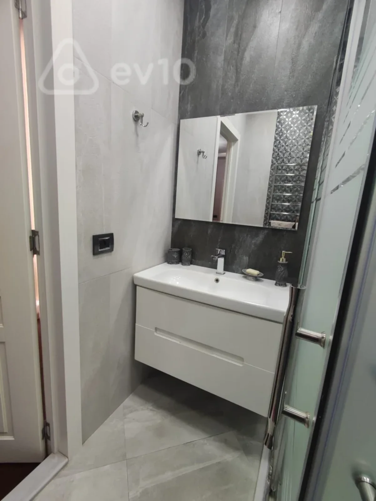 Kirayə verilir 3 otaqlı yeni tikili 140 m²