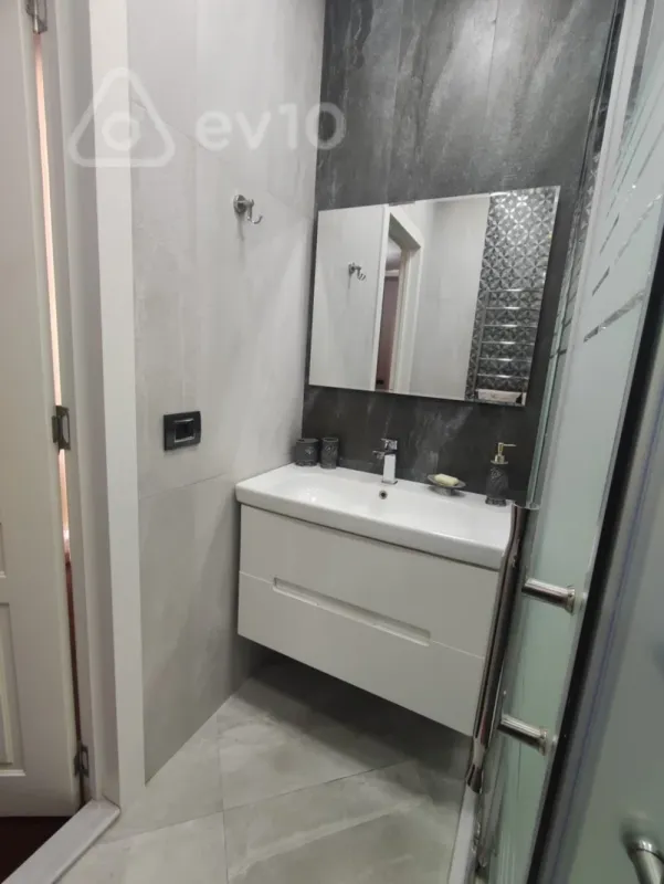 Kirayə verilir 3 otaqlı yeni tikili 140 m²