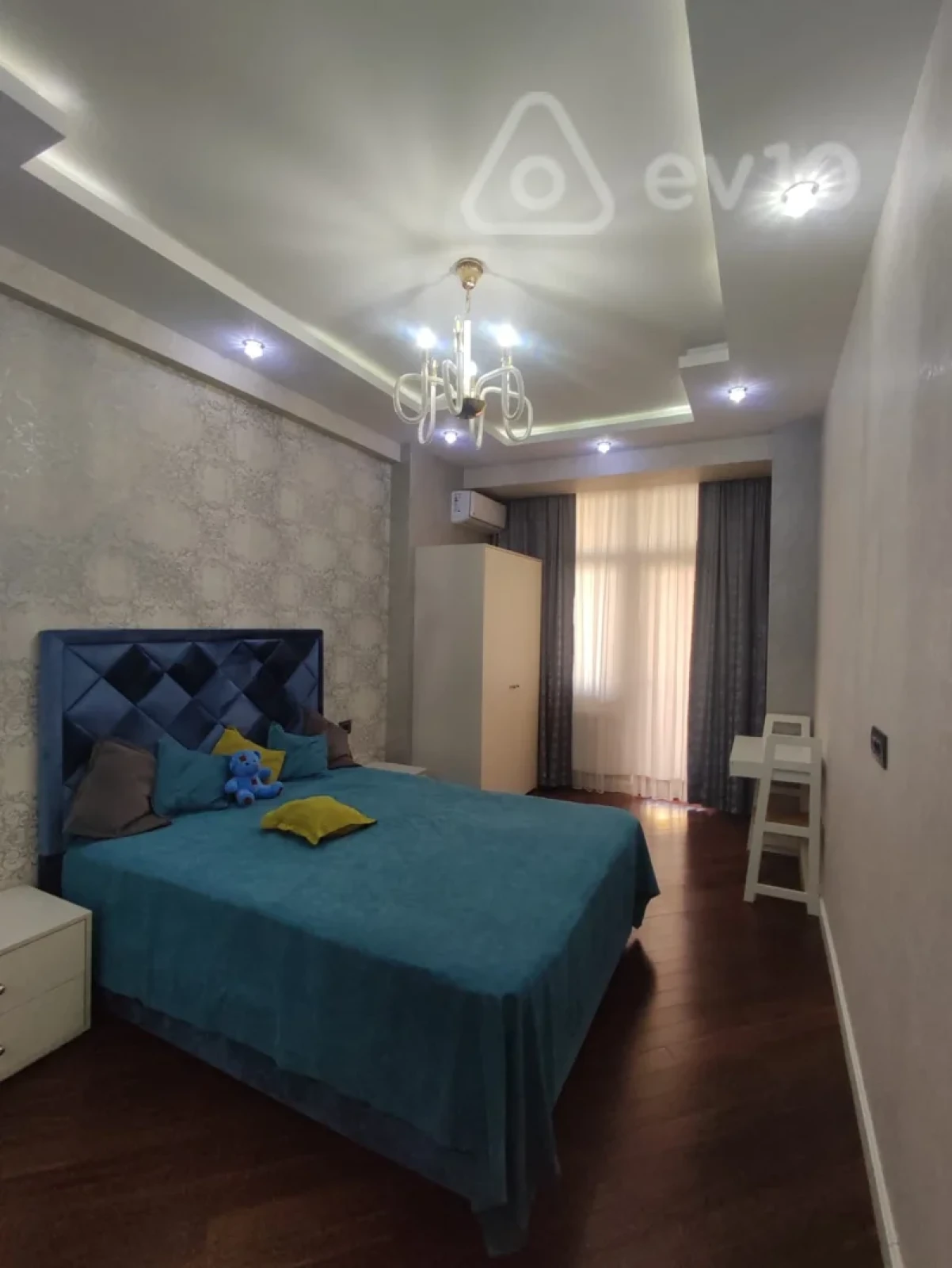 Kirayə verilir 3 otaqlı yeni tikili 140 m²