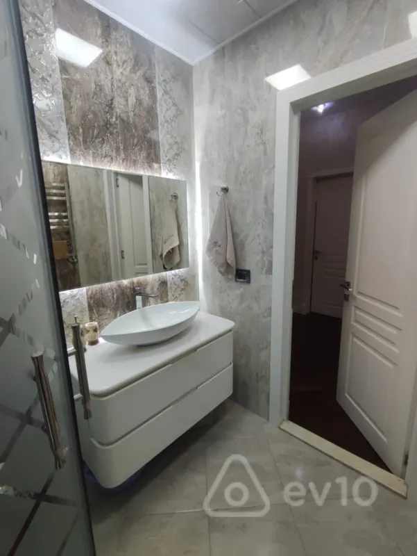 Kirayə verilir 3 otaqlı yeni tikili 140 m²