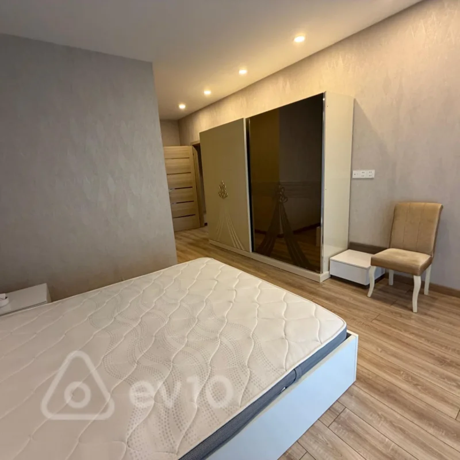 Kirayə verilir 4 otaqlı yeni tikili 190 m²