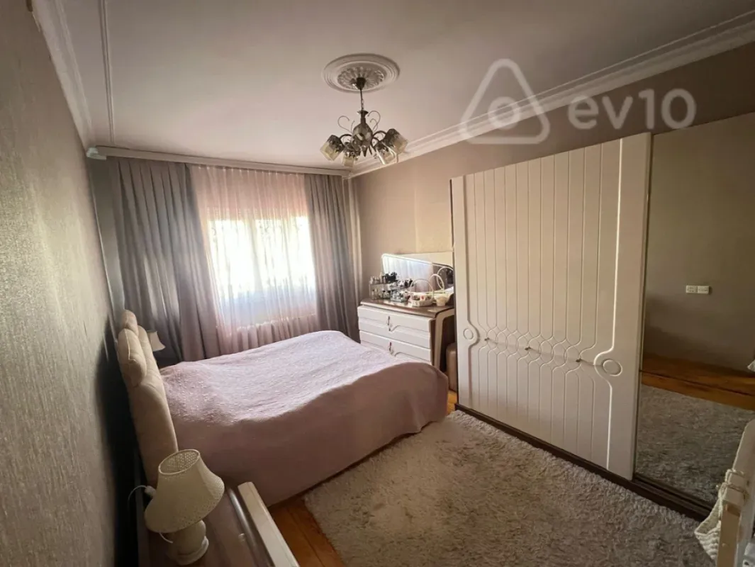 Satılır 4 otaqlı köhnə tikili 110 m²